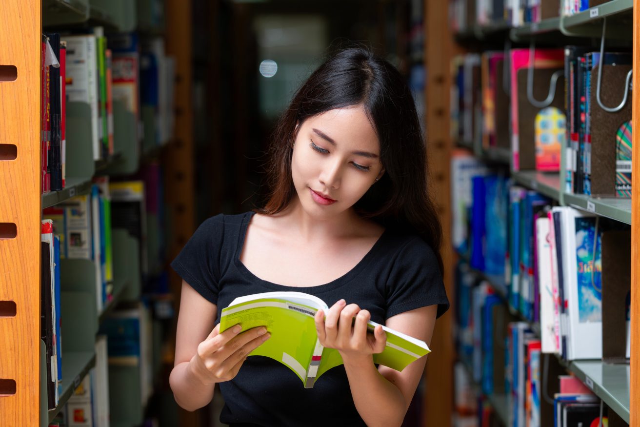 uczennica, biblioteka, zeszyt, książka