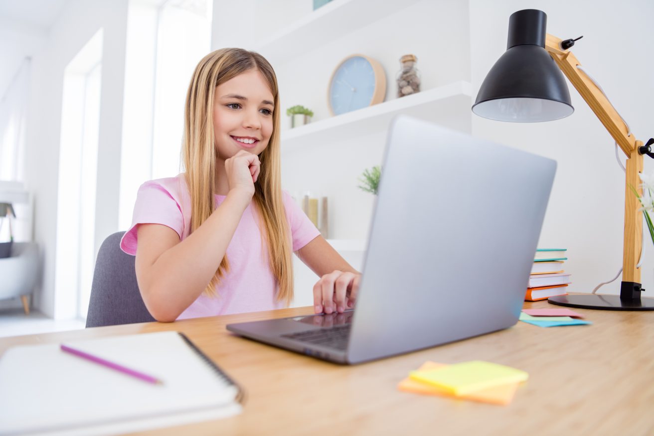 dziewczyna, laptop, szkoła