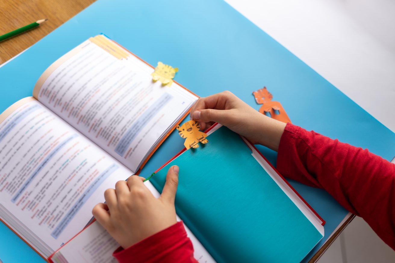 książka, zakładki, fiszki, biurko, dłonie, uczeń